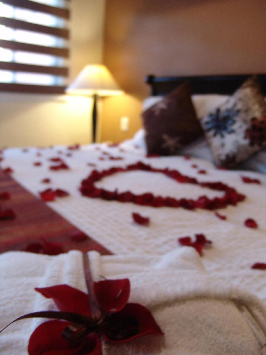 סאן מיגל דה אלנדה Casa Del Tio Hotel Boutique חדר תמונה A bed decorated with rose petals