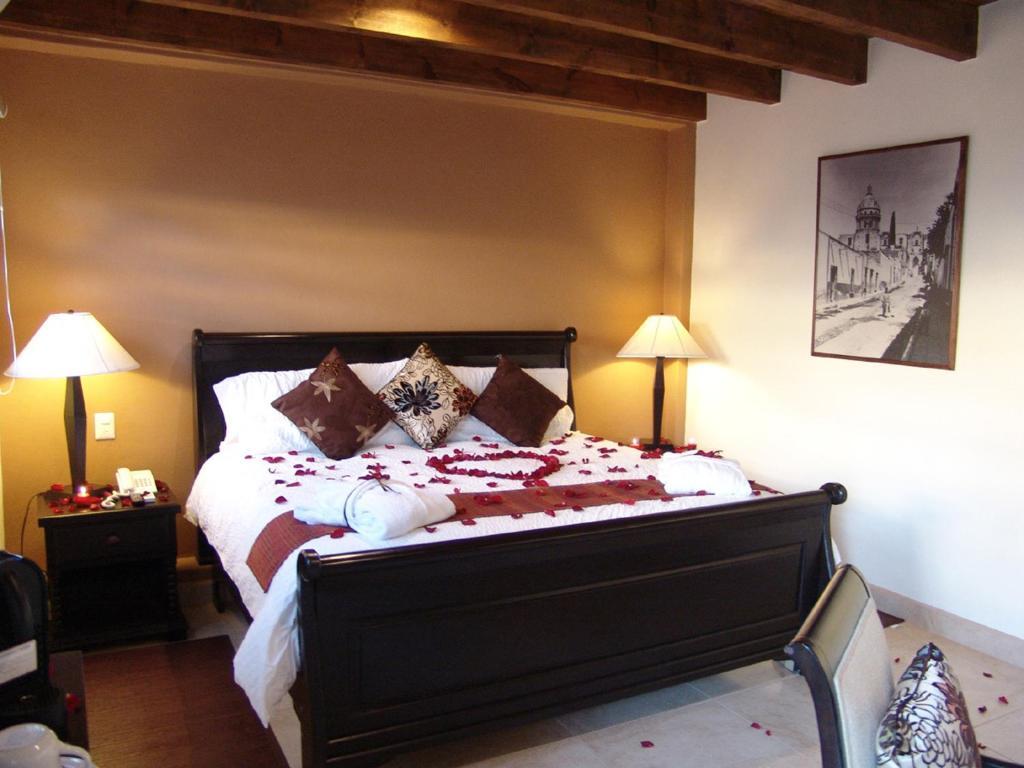 סאן מיגל דה אלנדה Casa Del Tio Hotel Boutique חדר תמונה A bedroom at the Inn at the Quinta Real