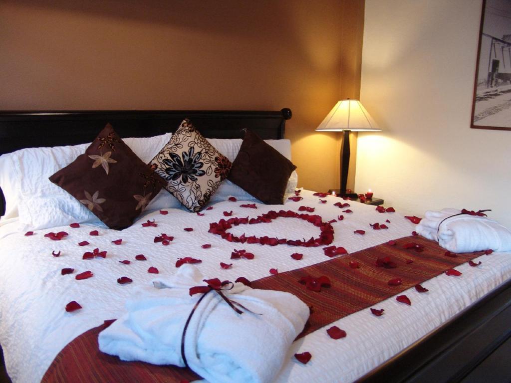 סאן מיגל דה אלנדה Casa Del Tio Hotel Boutique חדר תמונה A bed with rose petals